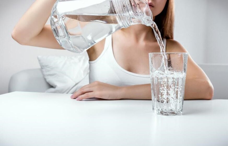 Băutura abundentă ajută la tratamentul cistitei